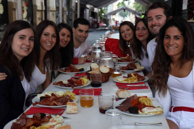 Como es habitual, las cuadrillas de amigos han madrugado este viernes 6 de julio para almorzar antes del chupinazo