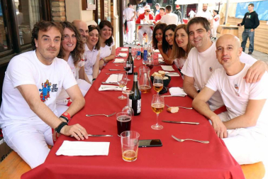Como es habitual, las cuadrillas de amigos han madrugado este viernes 6 de julio para almorzar antes del chupinazo