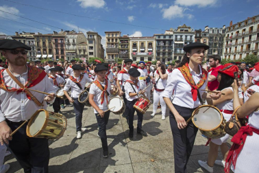 Paseo Sarasate y la Plaza del Castillo se han convertido, además de la plaza Consistorial, en puntos donde celebrar el lanzamiento del cohete