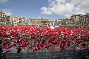 Paseo Sarasate y la Plaza del Castillo se han convertido, además de la plaza Consistorial, en puntos donde celebrar el lanzamiento del cohete