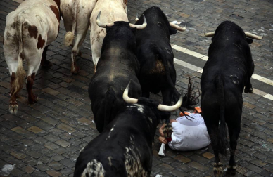 Imágenes del primer encierro de los sanfermines 2018 protagonizado por toros de Puerto de San Lorenzo.