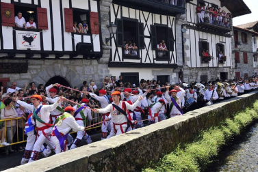 Cientos de asistentes de todas las edades disfrutaron de las Fiestas de San Fermín de Lesaka