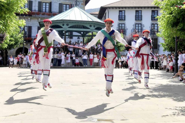 Cientos de asistentes de todas las edades disfrutaron de las Fiestas de San Fermín de Lesaka