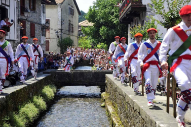 Cientos de asistentes de todas las edades disfrutaron de las Fiestas de San Fermín de Lesaka