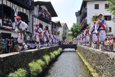 Cientos de asistentes de todas las edades disfrutaron de las Fiestas de San Fermín de Lesaka
