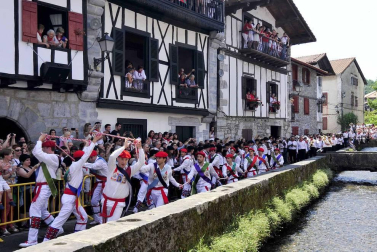 Cientos de asistentes de todas las edades disfrutaron de las Fiestas de San Fermín de Lesaka