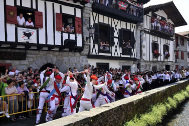 Cientos de asistentes de todas las edades disfrutaron de las Fiestas de San Fermín de Lesaka