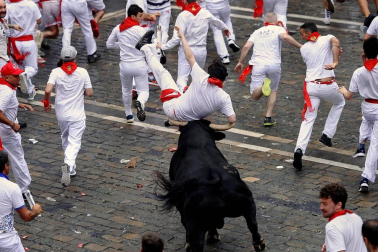 Imágenes del primer encierro de los sanfermines 2018 protagonizado por toros de Puerto de San Lorenzo.