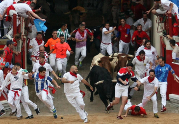 Imágenes del primer encierro de los sanfermines 2018 protagonizado por toros de Puerto de San Lorenzo.