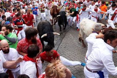 Imágenes del primer encierro de los sanfermines 2018 protagonizado por toros de Puerto de San Lorenzo.
