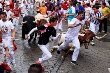 Imágenes del primer encierro de los sanfermines 2018 protagonizado por toros de Puerto de San Lorenzo.