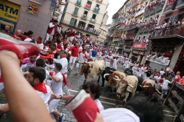 Imágenes del primer encierro de los sanfermines 2018 protagonizado por toros de Puerto de San Lorenzo.