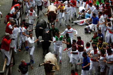 Imágenes del primer encierro de los sanfermines 2018 protagonizado por toros de Puerto de San Lorenzo.