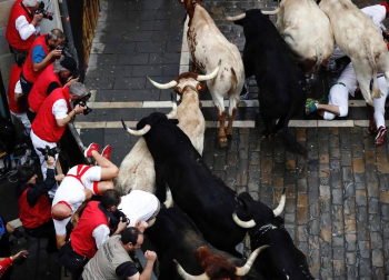 Imágenes del primer encierro de los sanfermines 2018 protagonizado por toros de Puerto de San Lorenzo.