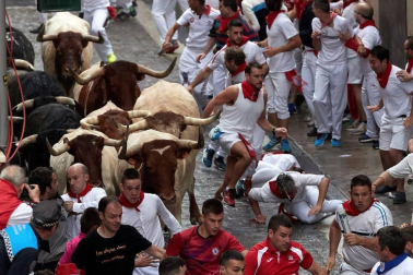 Imágenes del primer encierro de los sanfermines 2018 protagonizado por toros de Puerto de San Lorenzo.