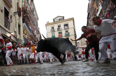 Imágenes del primer encierro de los sanfermines 2018 protagonizado por toros de Puerto de San Lorenzo.