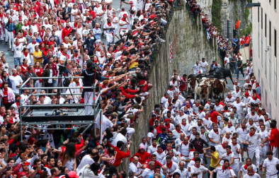 Imágenes del primer encierro de los sanfermines 2018 protagonizado por toros de Puerto de San Lorenzo.