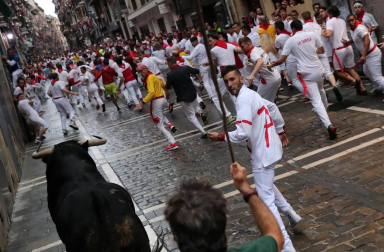 Imágenes del primer encierro de los sanfermines 2018 protagonizado por toros de Puerto de San Lorenzo.