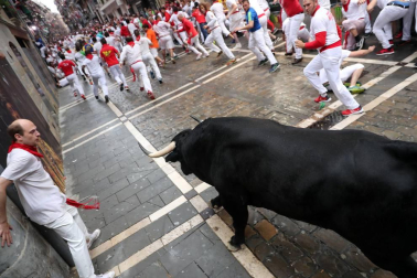 Imágenes del primer encierro de los sanfermines 2018 protagonizado por toros de Puerto de San Lorenzo.