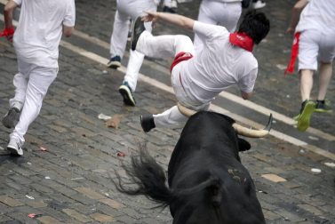 Imágenes del primer encierro de los sanfermines 2018 protagonizado por toros de Puerto de San Lorenzo.