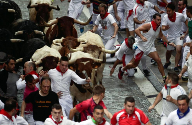 Imágenes del primer encierro de los sanfermines 2018 protagonizado por toros de Puerto de San Lorenzo.