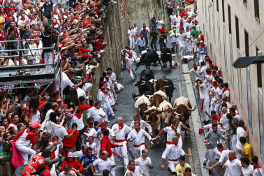 Imágenes del primer encierro de los sanfermines 2018 protagonizado por toros de Puerto de San Lorenzo.