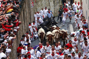 Imágenes del primer encierro de los sanfermines 2018 protagonizado por toros de Puerto de San Lorenzo.