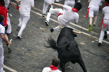 Imágenes del primer encierro de los sanfermines 2018 protagonizado por toros de Puerto de San Lorenzo.