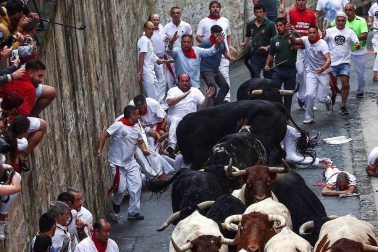 Imágenes del primer encierro de los sanfermines 2018 protagonizado por toros de Puerto de San Lorenzo.
