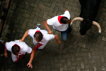 Imágenes del primer encierro de los sanfermines 2018 protagonizado por toros de Puerto de San Lorenzo.