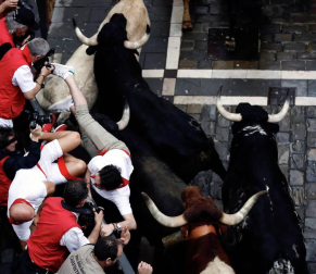 Imágenes del primer encierro de los sanfermines 2018 protagonizado por toros de Puerto de San Lorenzo.