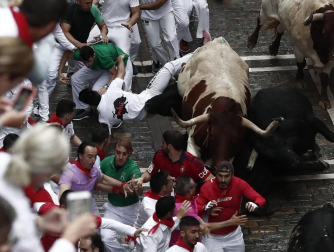 Imágenes del primer encierro de los sanfermines 2018 protagonizado por toros de Puerto de San Lorenzo.