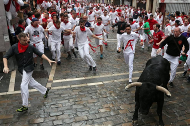 Imágenes del primer encierro de los sanfermines 2018 protagonizado por toros de Puerto de San Lorenzo.