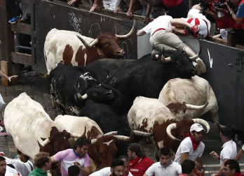 Imágenes del primer encierro de los sanfermines 2018 protagonizado por toros de Puerto de San Lorenzo.