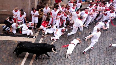 Imágenes del primer encierro de los sanfermines 2018 protagonizado por toros de Puerto de San Lorenzo.