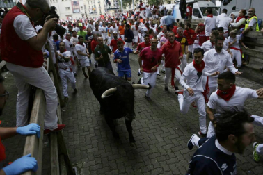 Imágenes del primer encierro de los sanfermines 2018 protagonizado por toros de Puerto de San Lorenzo.