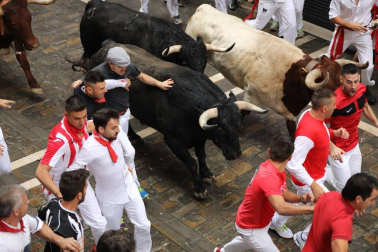 Imágenes del primer encierro de los sanfermines 2018 protagonizado por toros de Puerto de San Lorenzo.