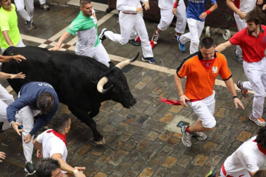 Imágenes del primer encierro de los sanfermines 2018 protagonizado por toros de Puerto de San Lorenzo.
