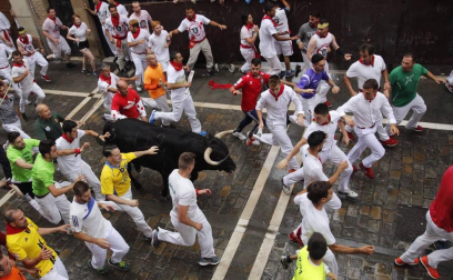 Imágenes del primer encierro de los sanfermines 2018 protagonizado por toros de Puerto de San Lorenzo.
