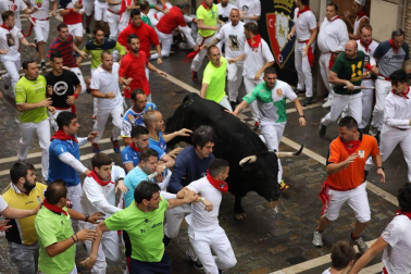 Imágenes del primer encierro de los sanfermines 2018 protagonizado por toros de Puerto de San Lorenzo.