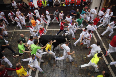 Imágenes del primer encierro de los sanfermines 2018 protagonizado por toros de Puerto de San Lorenzo.