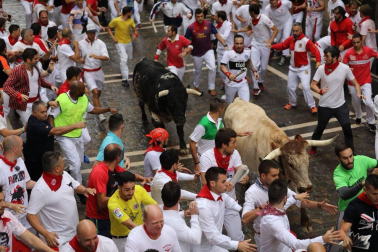 Imágenes del primer encierro de los sanfermines 2018 protagonizado por toros de Puerto de San Lorenzo.