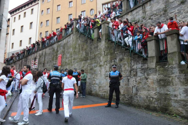 Imágenes del primer encierro de los sanfermines 2018 protagonizado por toros de Puerto de San Lorenzo.
