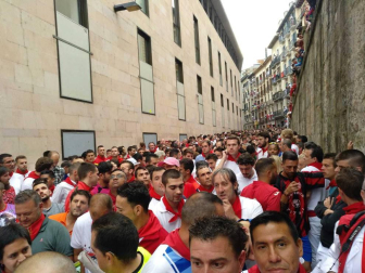 Imágenes del primer encierro de los sanfermines 2018 protagonizado por toros de Puerto de San Lorenzo.