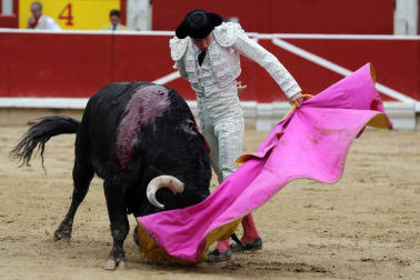 Ureña y Román cortaron las primeras orejas de la feria y Garrido resulto corneado al entrar a matar