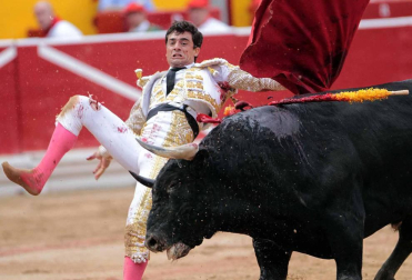 Ureña y Román cortaron las primeras orejas de la feria y Garrido resulto corneado al entrar a matar
