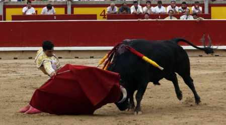 Ureña y Román cortaron las primeras orejas de la feria y Garrido resulto corneado al entrar a matar