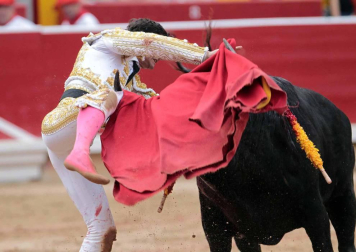 Ureña y Román cortaron las primeras orejas de la feria y Garrido resulto corneado al entrar a matar