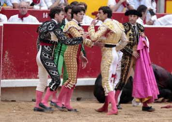 Ureña y Román cortaron las primeras orejas de la feria y Garrido resulto corneado al entrar a matar