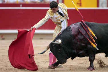 Ureña y Román cortaron las primeras orejas de la feria y Garrido resulto corneado al entrar a matar